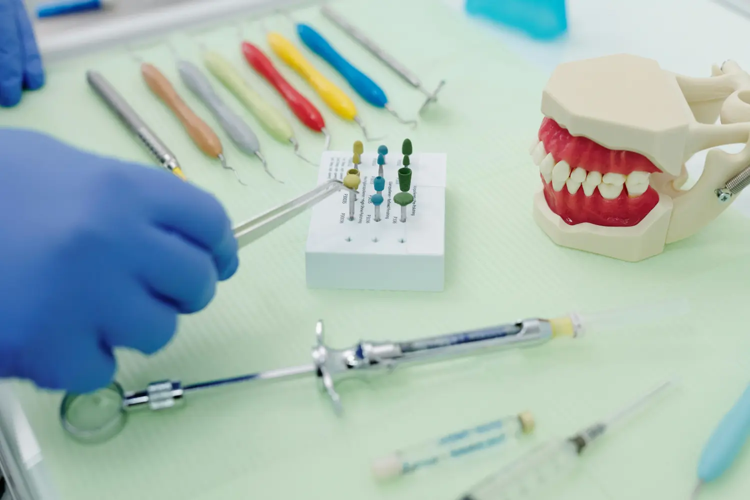 Dentalwerkzeuge von Zahnarztpraxis Lotus Dent